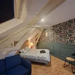 Cozy Train Station Within Walking Distance *