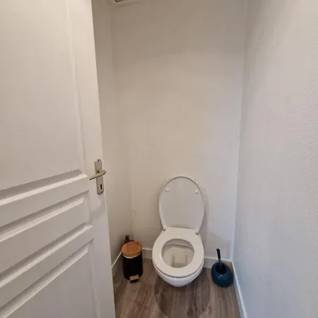 Cozy Train Station Within Walking Distance *