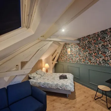 Cozy Train Station Within Walking Distance *