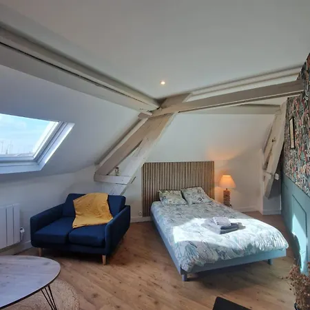 Cozy Train Station Within Walking Distance *