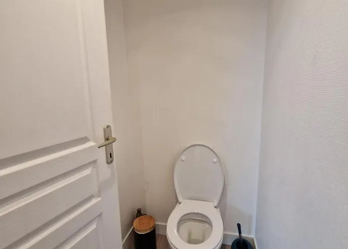 Cozy Train Station Within Walking Distance *