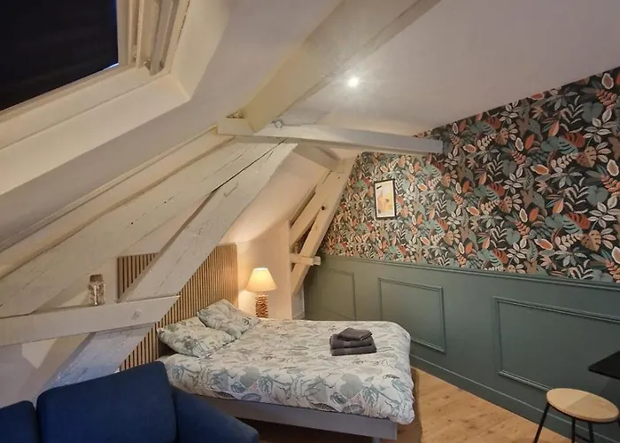 Cozy Train Station Within Walking Distance *